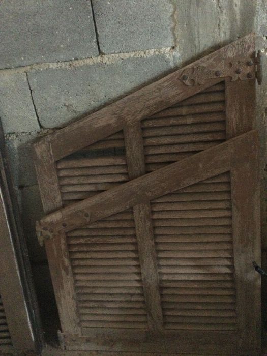 Janelas e Persianas de madeira mogno 2 folhas usadas / porta vidrada