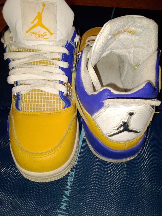 Jordan retro 4 amarela e azul