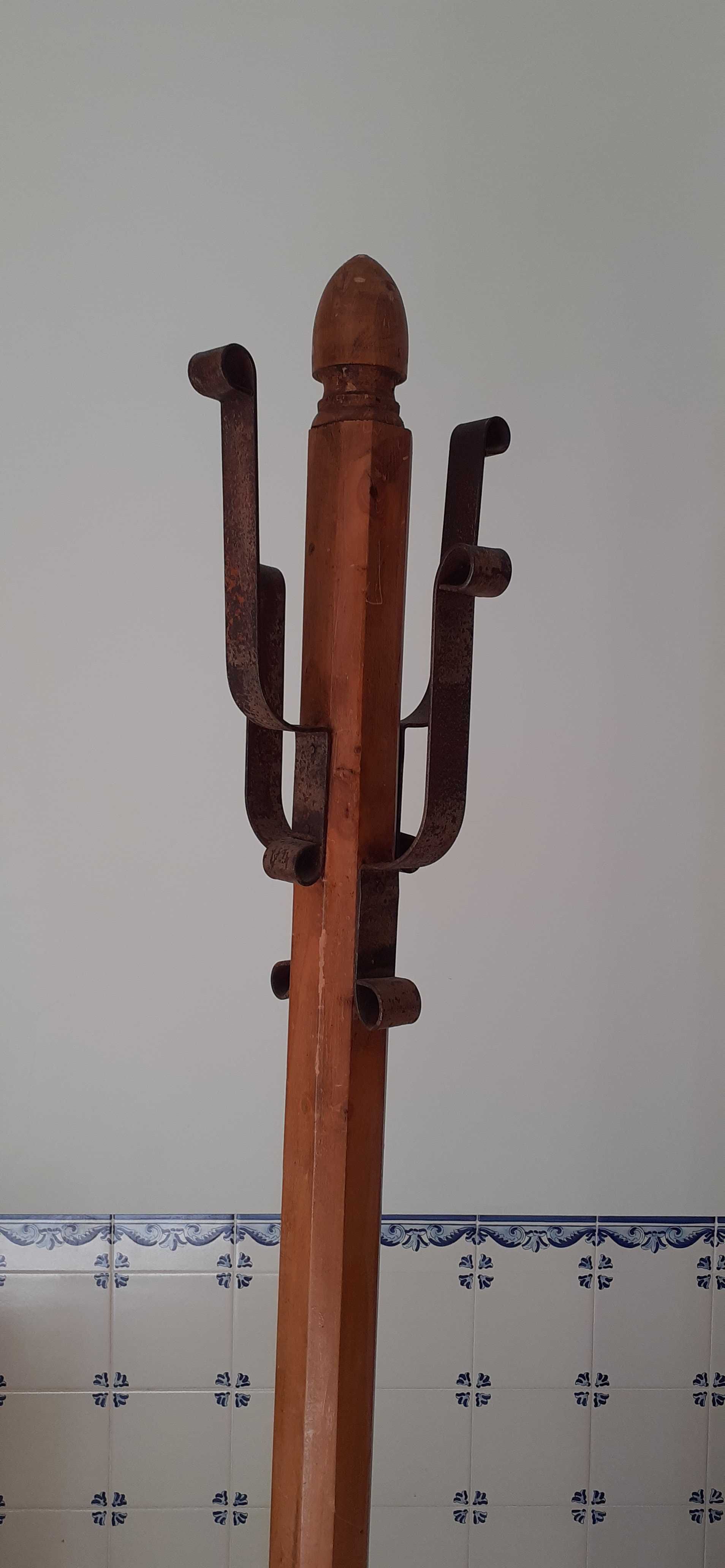 Cabide género rústico em madeira e ferro.