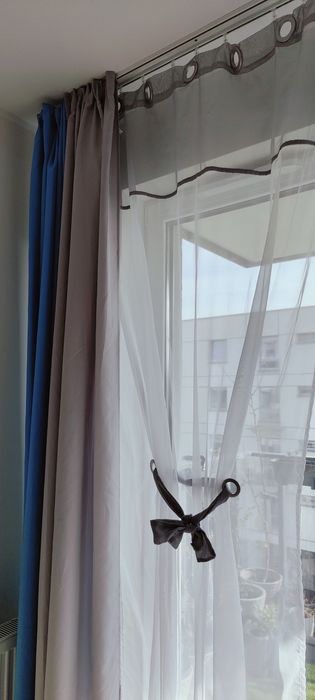 Zestaw 2 ozdobnych firanek wiązanych na kokardę szaro-białe