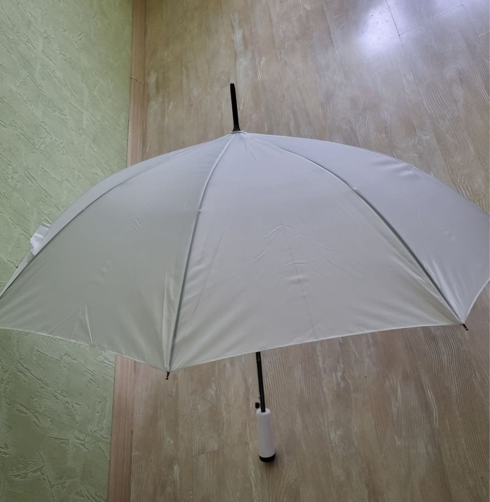 Biały duży parasol