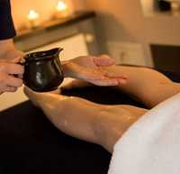 Masażysta oferuje usługi masażu  klasycznego i relaksacyjnego.