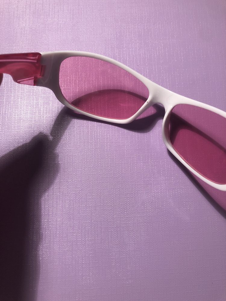Oculos de sol rosa e branco