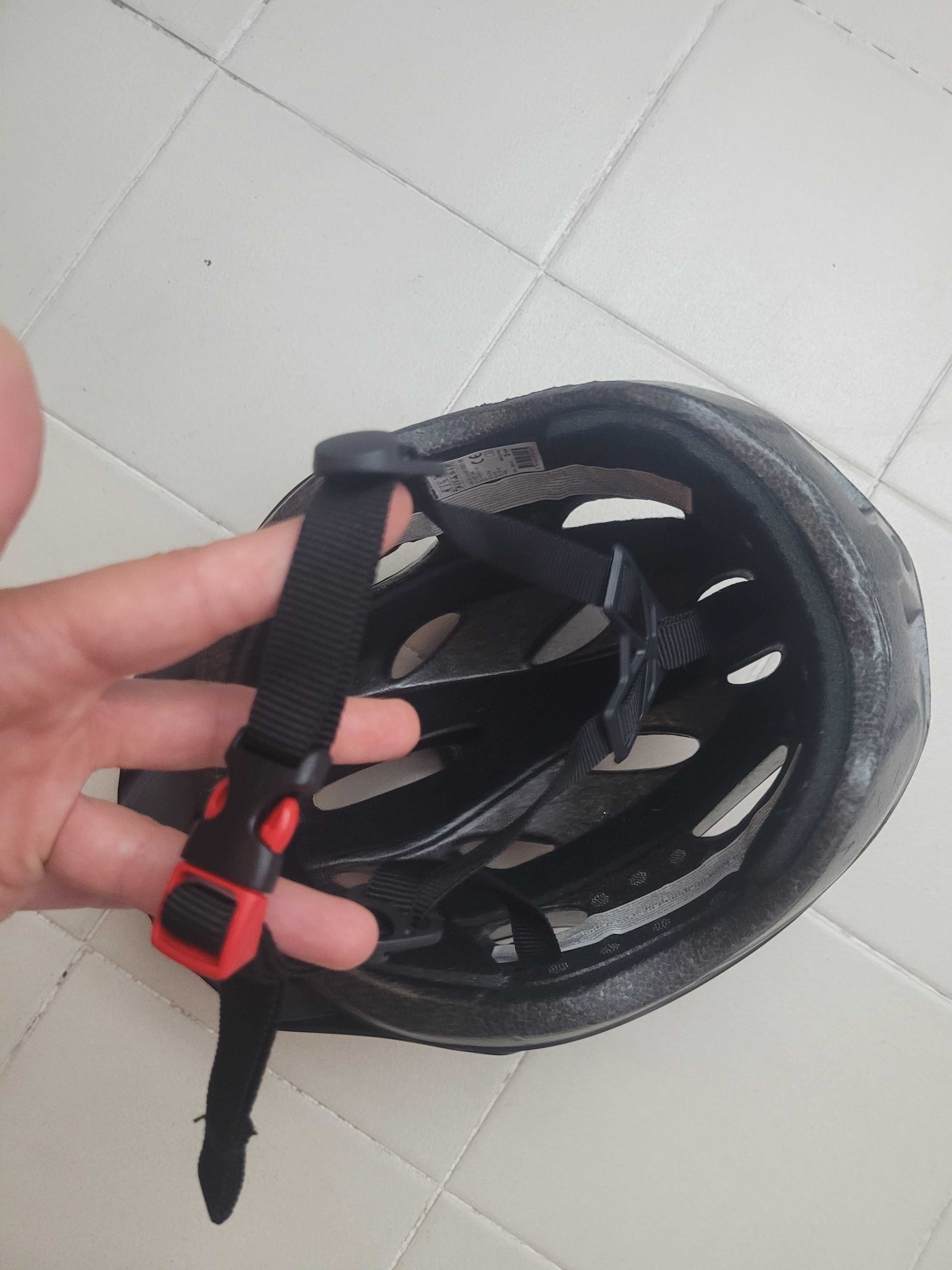 Bicleta, cadeado e capacete