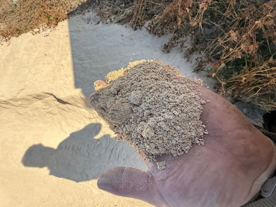 Rozrzucanie wapna w sadzie na polu transport wapno węglanowe Kreda