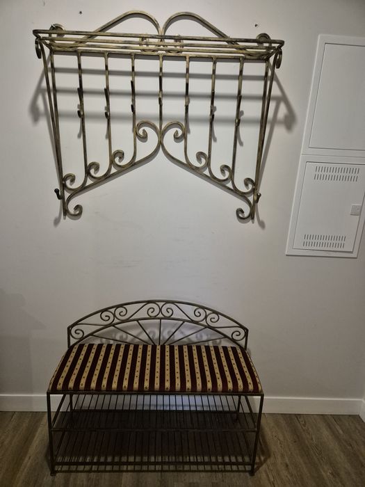 Wieszak i  ławka na buty z siedziskiem tapicerowanym