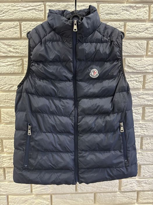 пуховий жилет Moncler