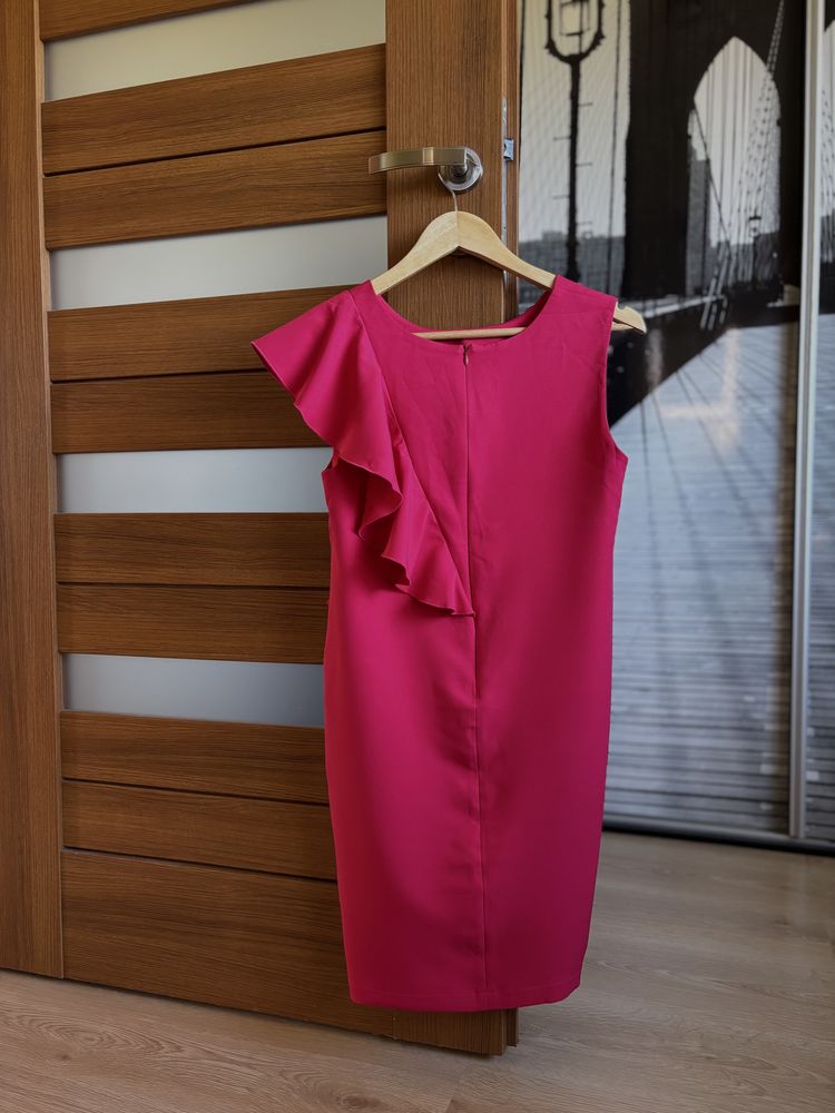 Elegancka sukienka z falbanką s 36 na wesele
