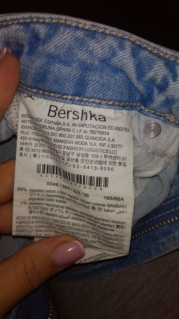 Jeansy Bershka z efektem dziur