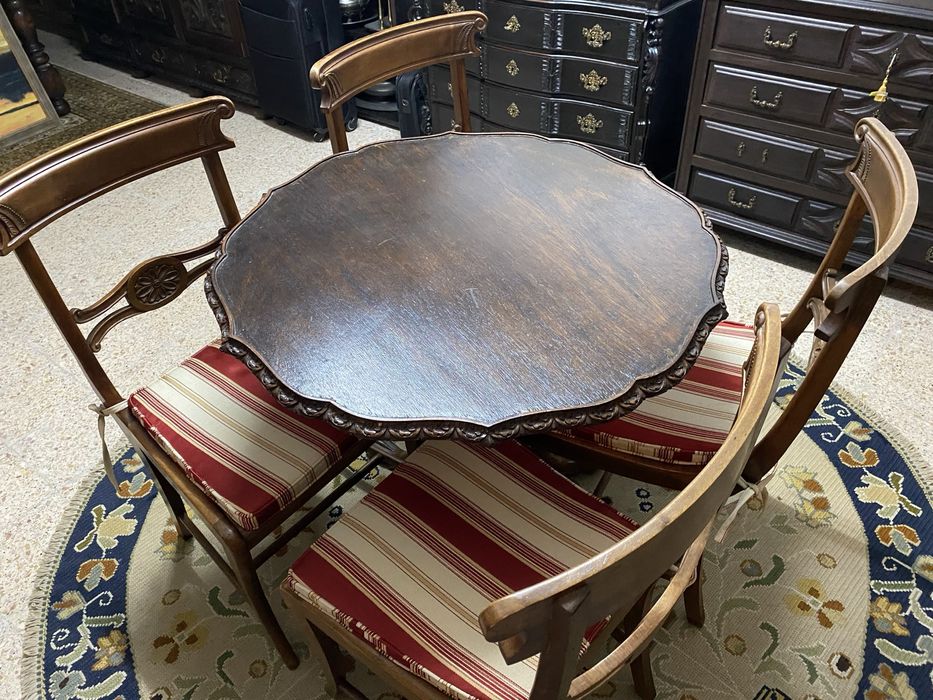 Conjunto mesa e 4 cadeiras em Castanho