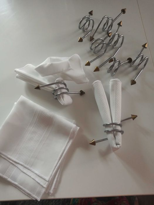 Stylowe, niebanalne dyspensery do serwetek materiałowych  sztuk 8