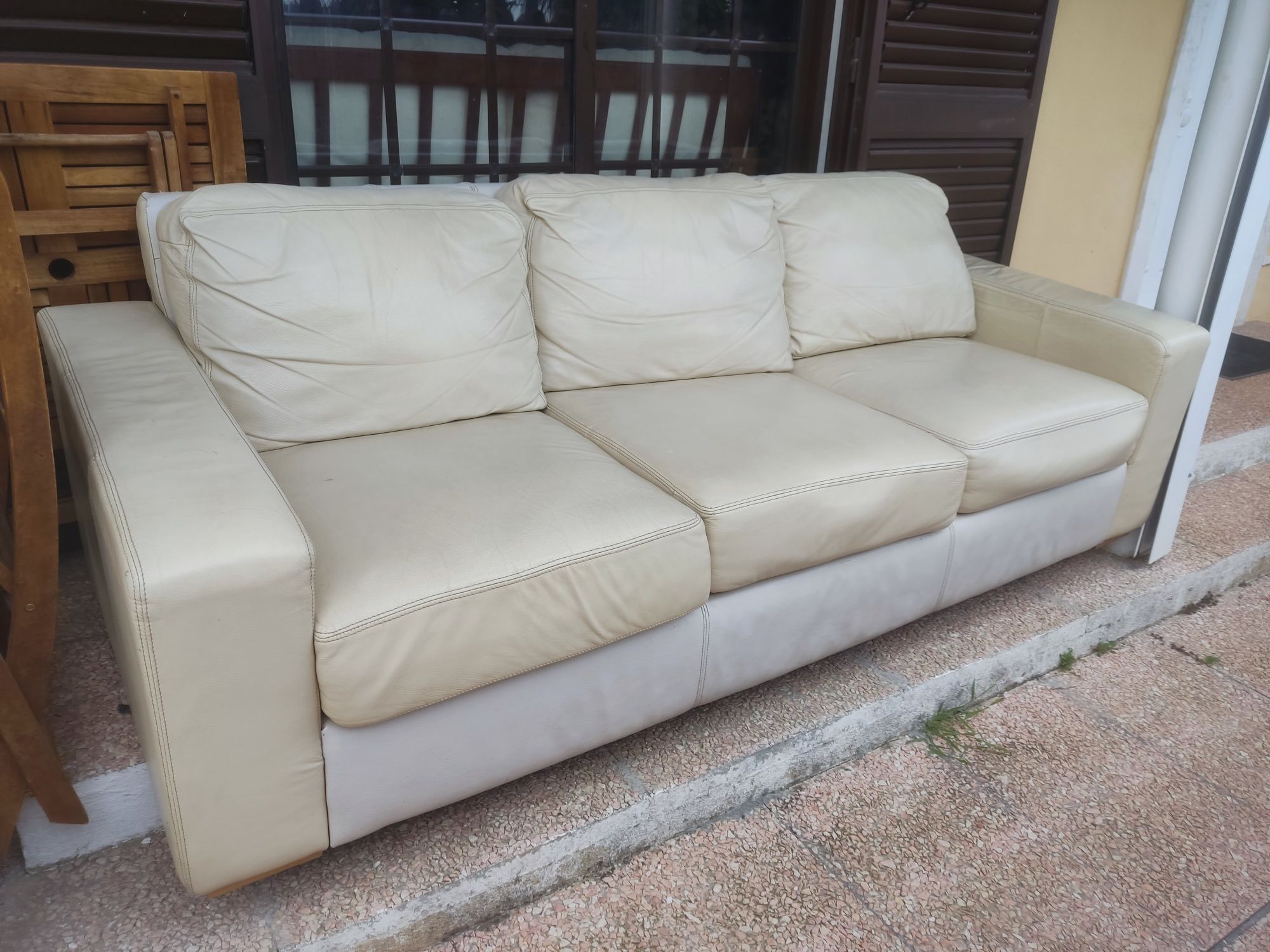Sofá em pele 3 lugares e apoio de pés