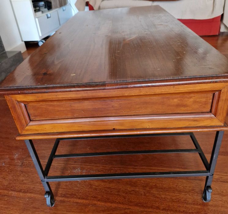 Mesa de Apoio  frente sofás