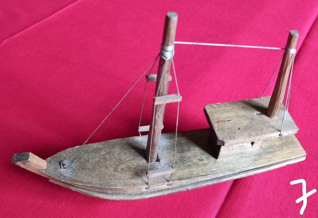 Miniaturas de barcos.