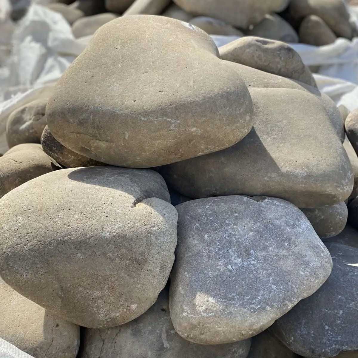 Камень декоративный - галька-валун в мешках по 20 кг