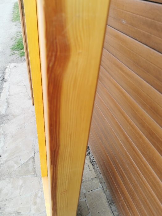 Продам деревянную дверь с коробкой под стекло.