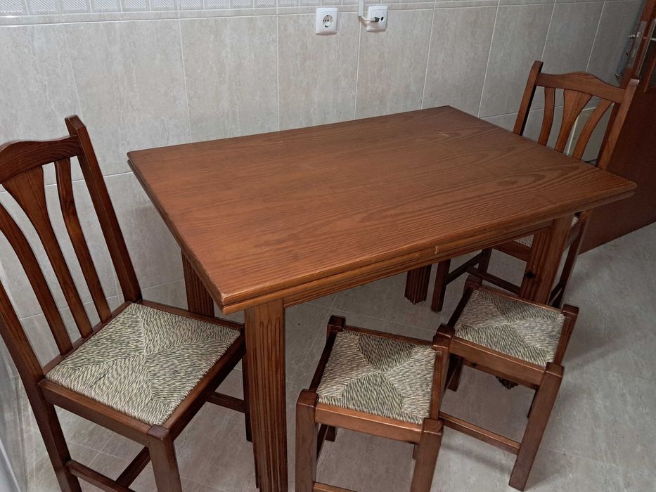 Mesa de madeira extensivel  com 2 bancos e 2 cadeiras