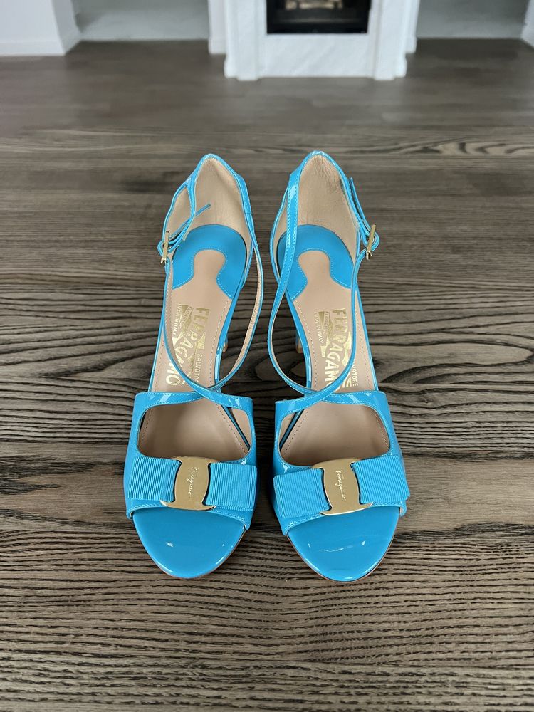 Salvatore Ferragamo оригінал Італія блакитні лакові босоніжки туфлі