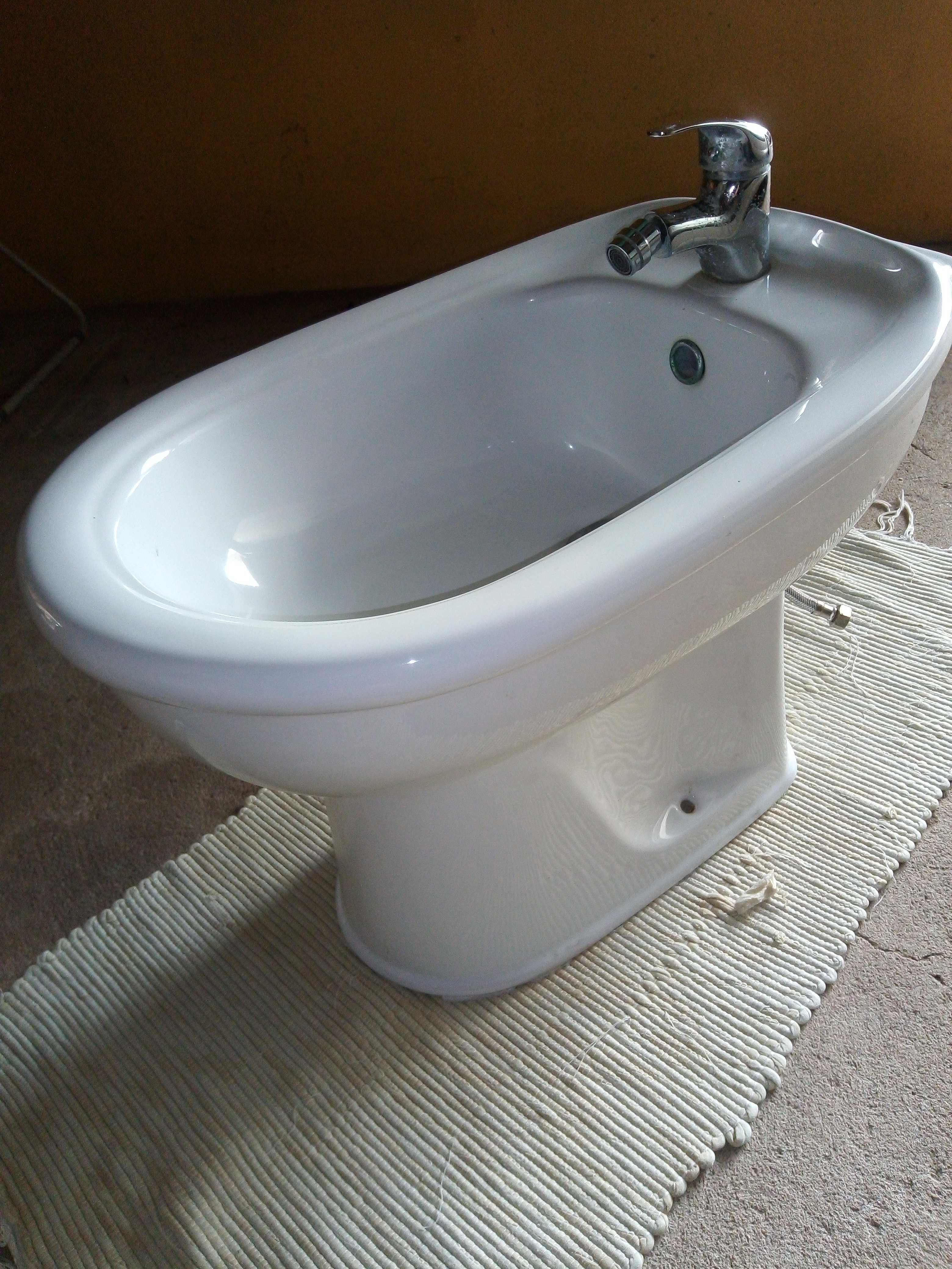 Louças sanitárias usadas (lavatório, sanita e bidé)