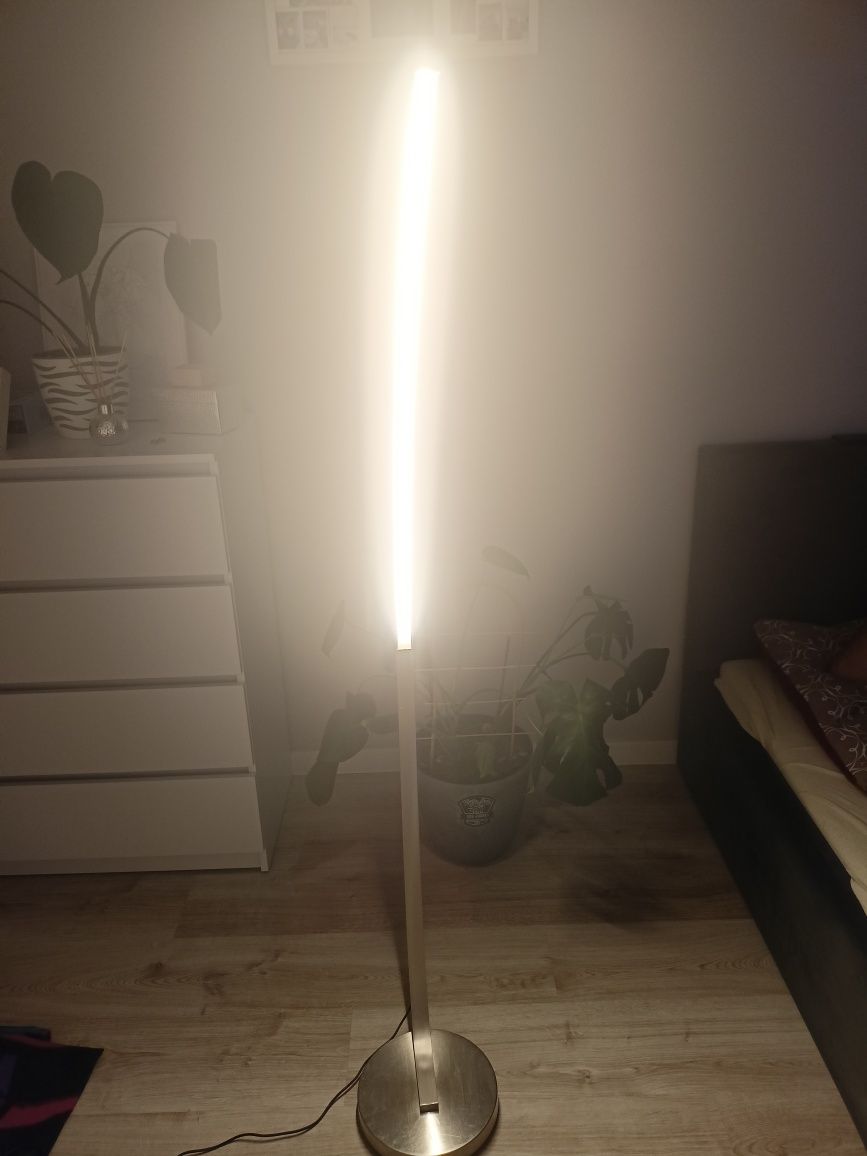 Lampa podłogowa ledowa