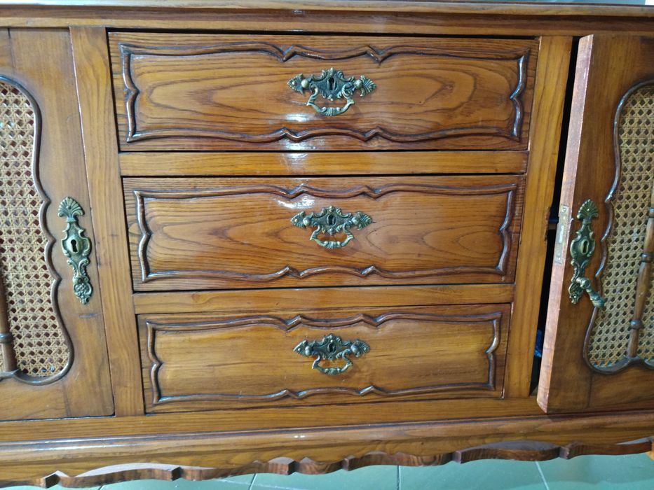 Aparador antigo em Madeira Maciça