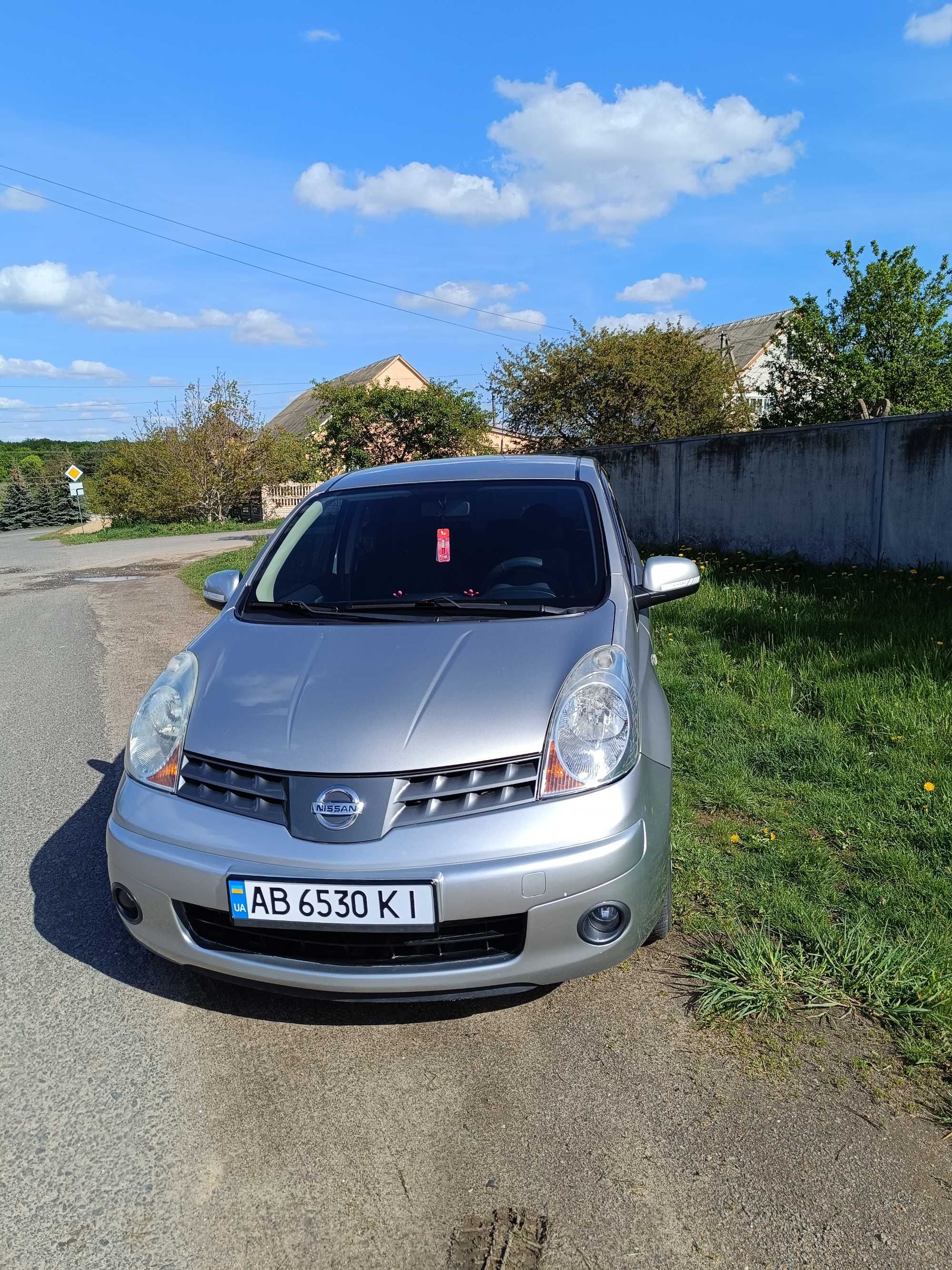 Продам автомобіль Nissan Note.