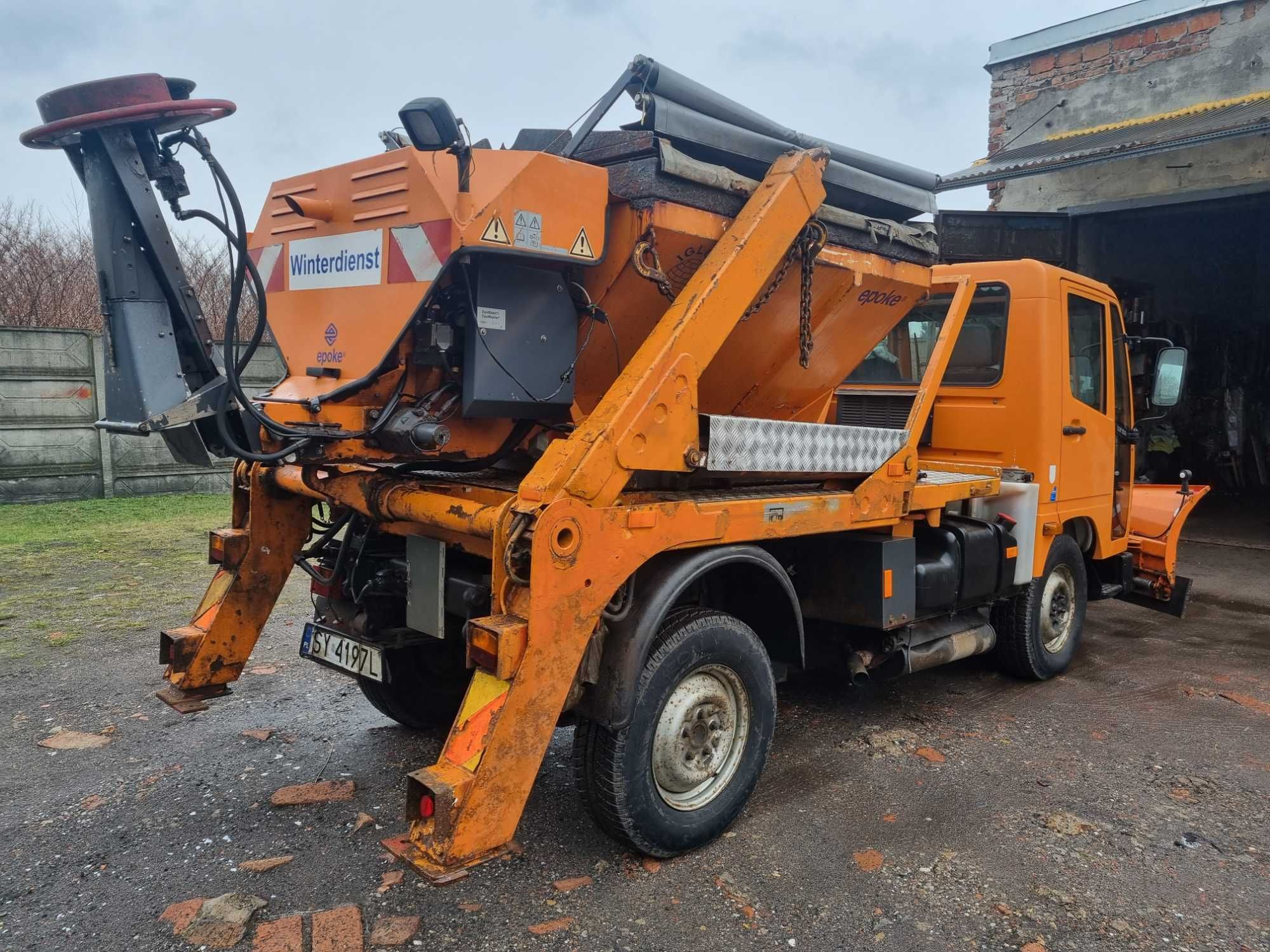Unimog UX100 kontener, pług, posypywarka, bramownica