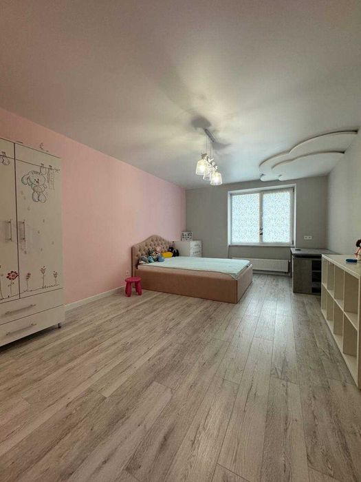 Дворівнева квартира з сучасним ремонтом, Виставка