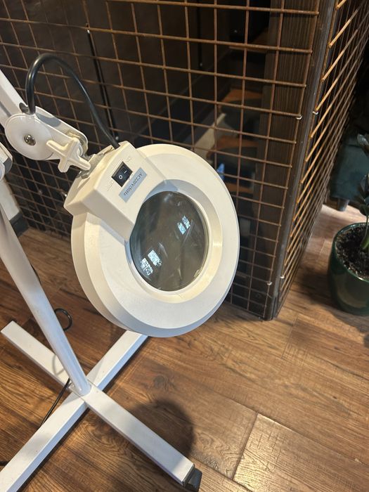 Lampa dla kosmetyczki z lupa