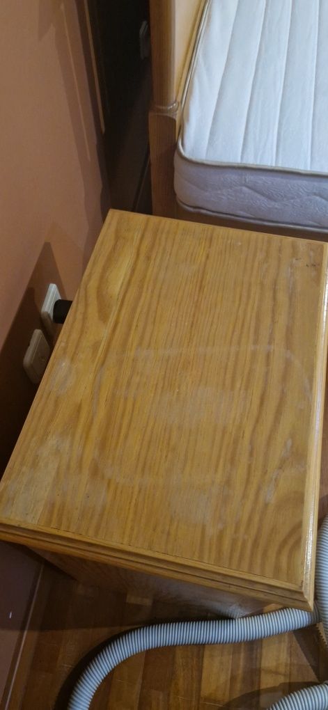 Cama de casal de madeira com 2 mesas de cabeceira (colchão não incluid