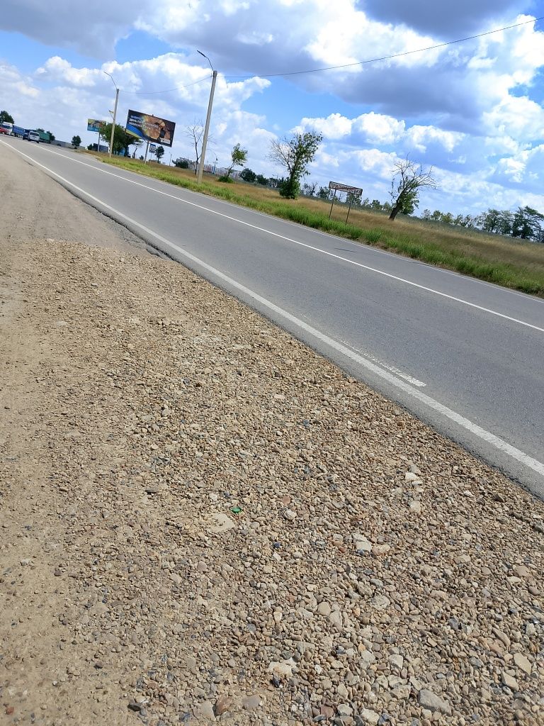 Срочно продам 4 гект, земли,на трассе , до круга,7км от хозяина