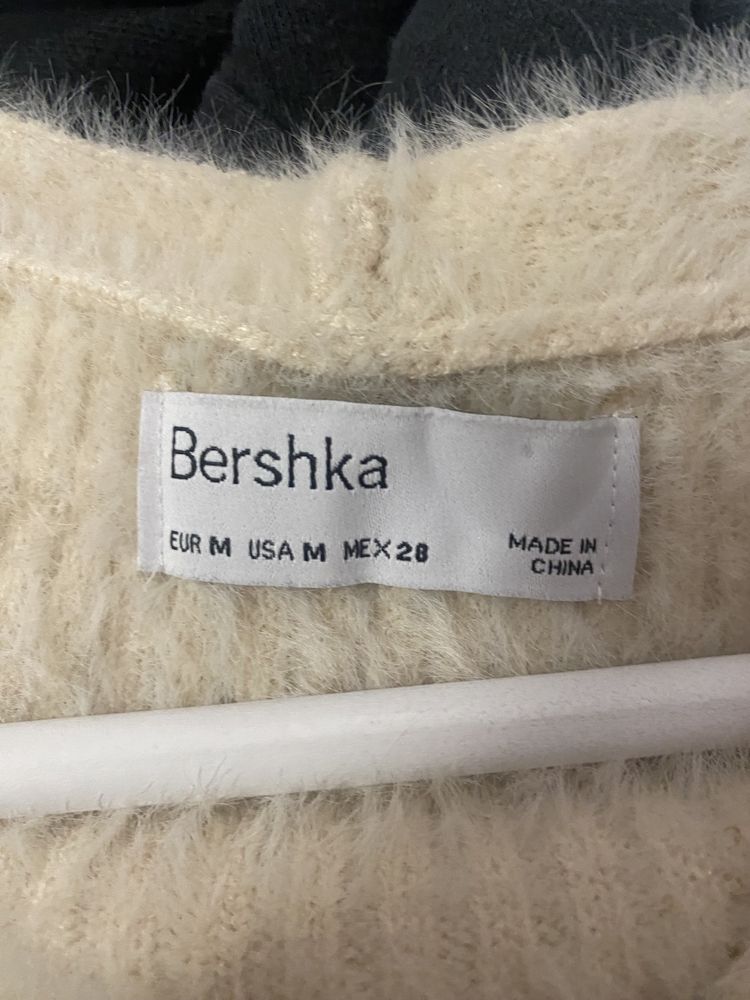 Beżowy sweterek bershka