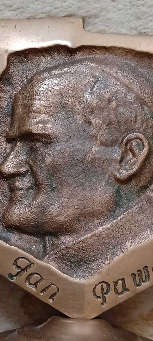 płaskorzeżba mosiężna Jan Paweł II wys 15cm sred 7cm szer 11