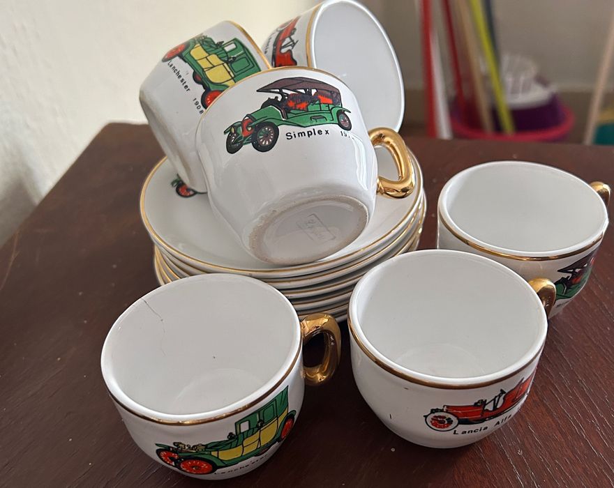 Conjunto de chávenas e pratos