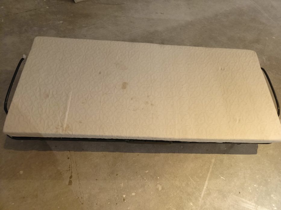 Łóżko polowe z materacem