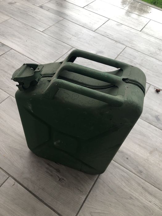 Metalowy karnister 20 L zielony paliwo