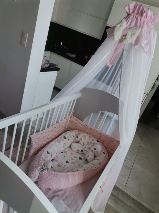 Łóżeczko z baldachimem i ochraniaczem