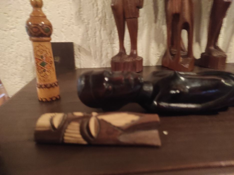 Boneco de pau pretoe peças em Africano