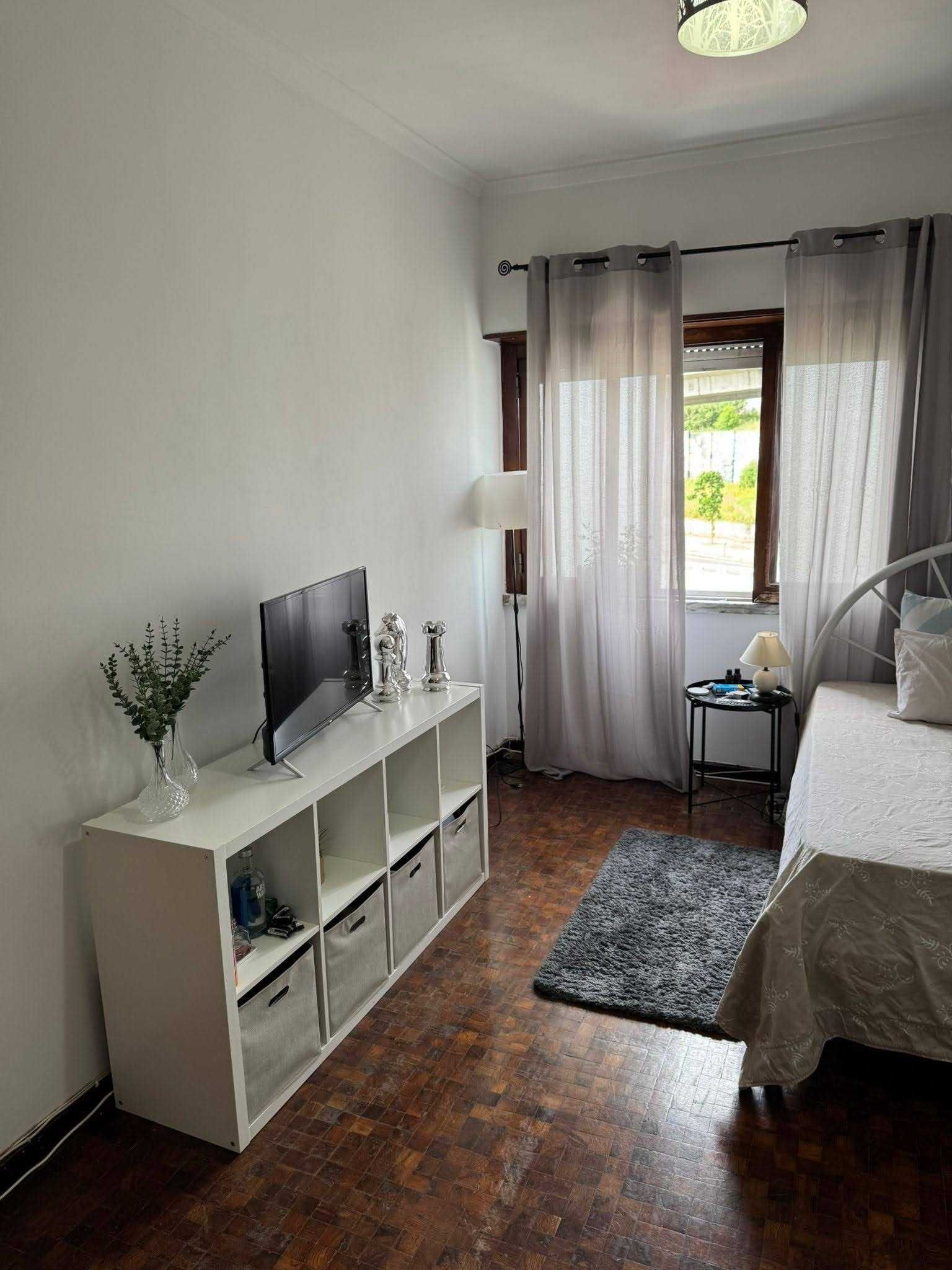 Alugo Quarto 17m2 Sacavém junto à Portela