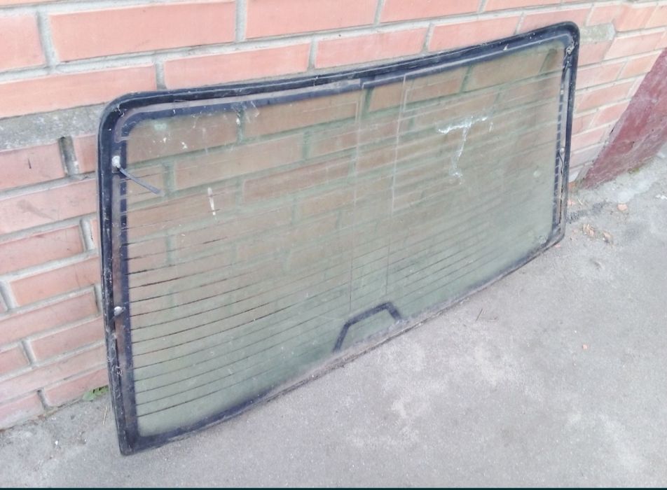 Продам заднее стекло BMW E-36 Compact