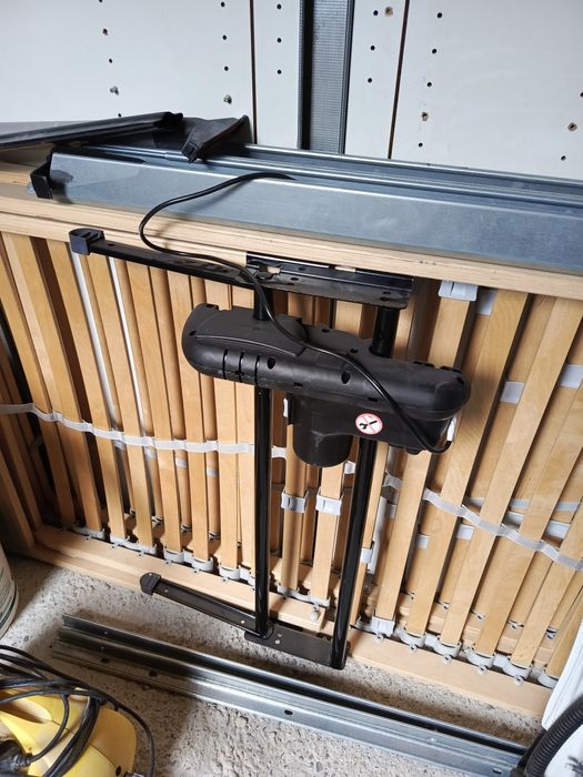 Stelaż elektryczny z podnoszonym oparciem