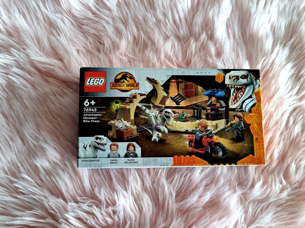 Nowe LEGO Jurassic World 76945 Atrociraptor: pościg na motocyklu