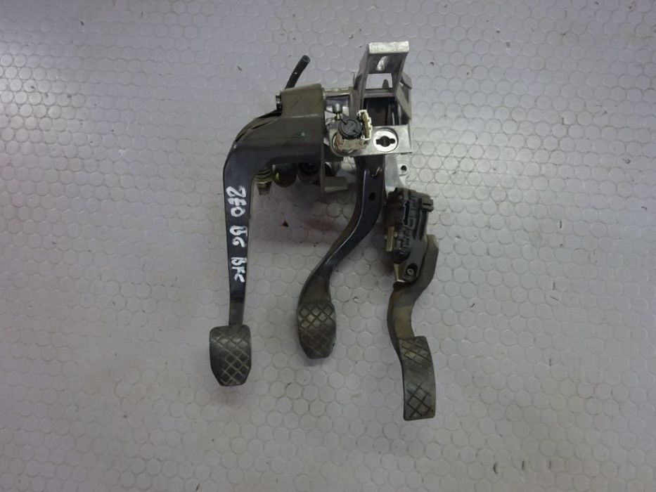 8E1721117A Pedaly Manual Audi A4 B7 B6 czesci