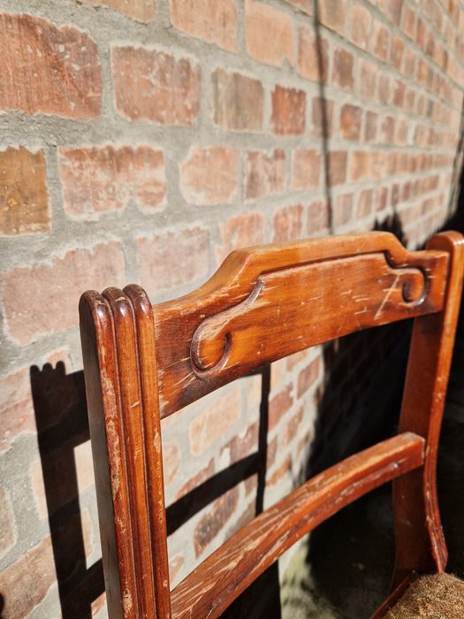 Krzesło PRL rzeźbione drewniane do odrestaurowania