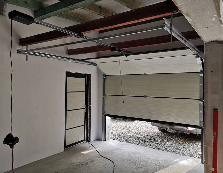 Brama Czarna na PILOTA 3000x2250 garażowa segmentowa