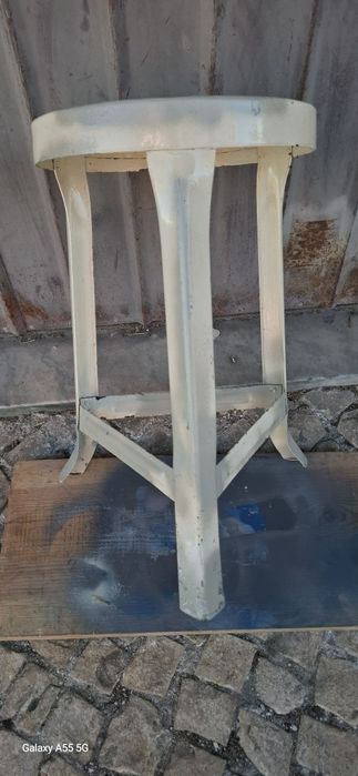 Antigo banco em metal