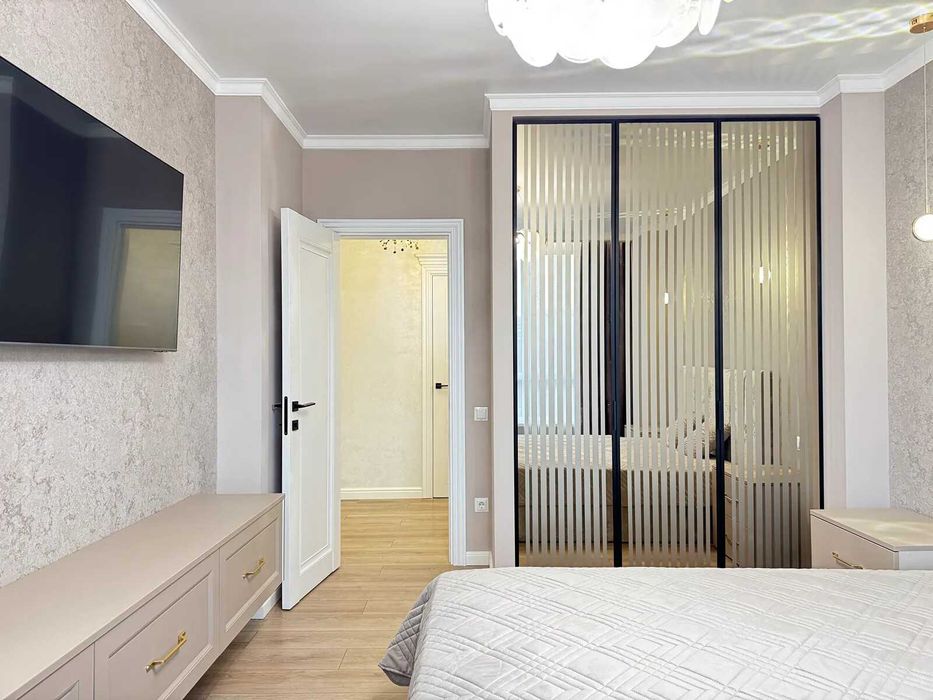 Функціональна трикімнатна з видом на річку