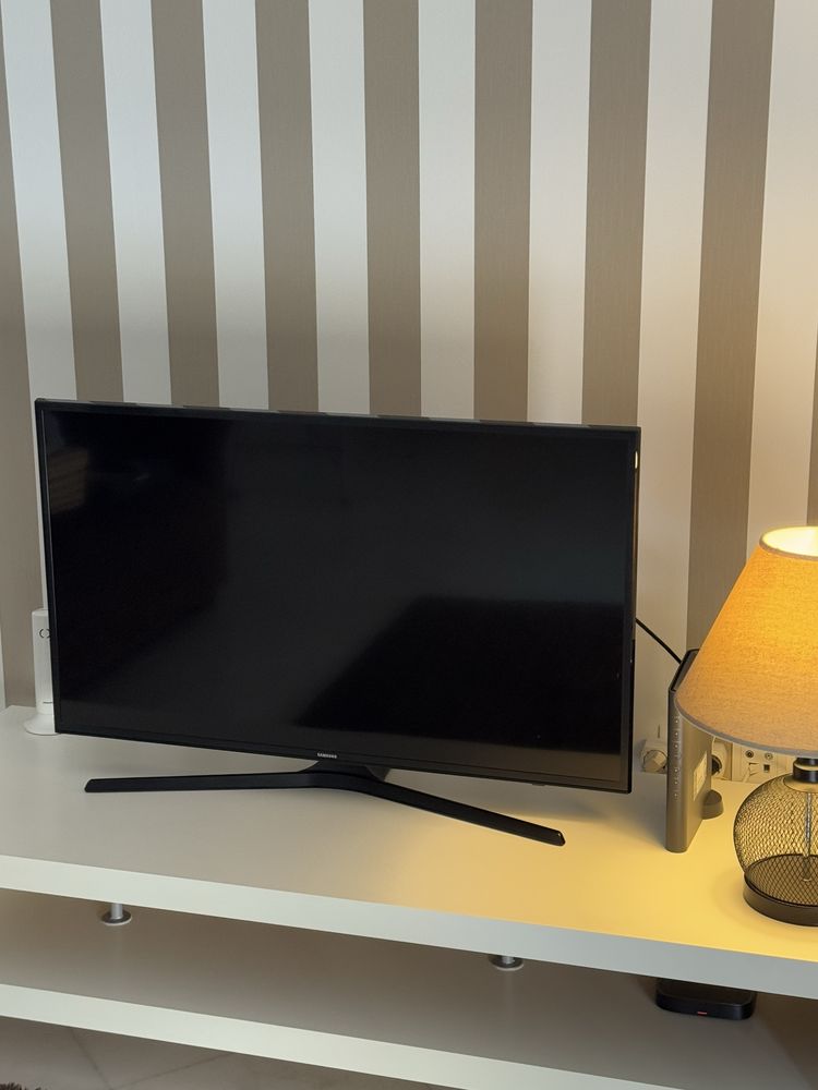 TV SAMSUNG 40 polegadas modelo UE40KU6000K - como nova