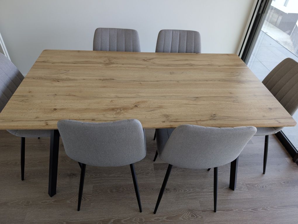 Mesa com 6 cadeiras