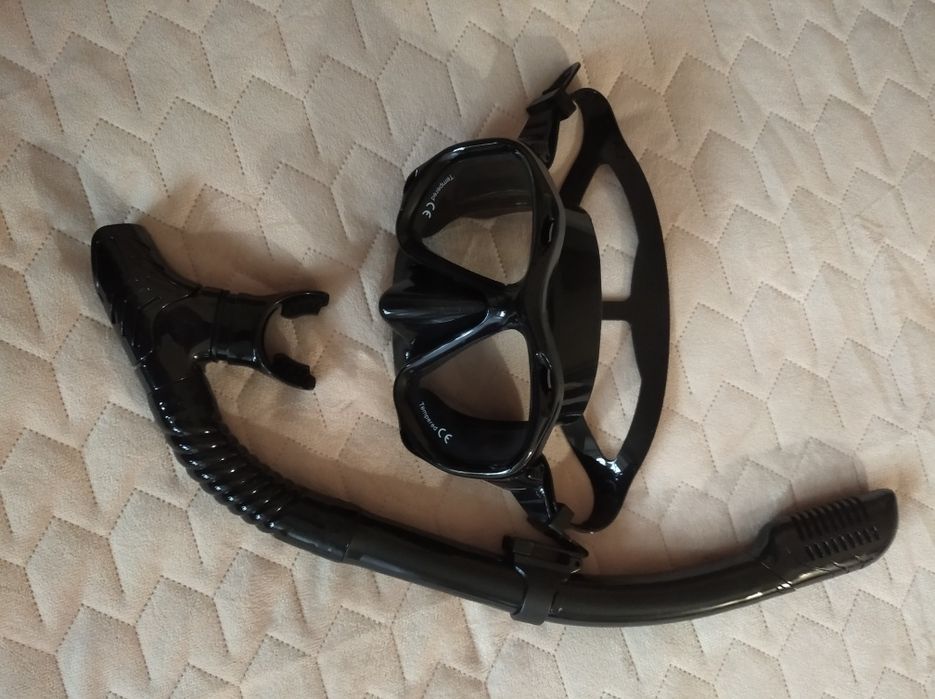 Набір для плавання, який включає маску та трубку